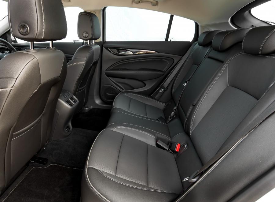 Интерьер Vauxhall Insignia Grand Sport Turbo 4x4 2017 года  (фото 16 из 41)